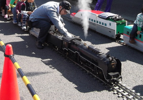 ミニ蒸気機関車の体験乗車イベント