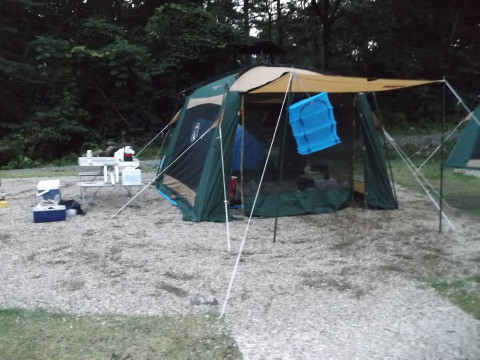テントとタープを設置した