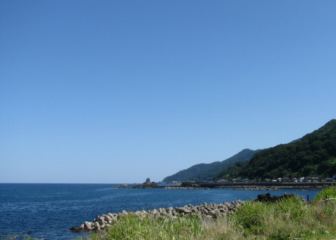 笹川流れの無料駐車場から眺める海と空は青い