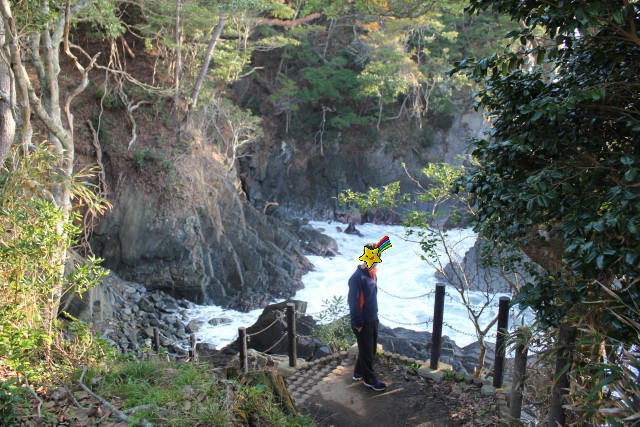 神割崎の遊歩道を歩く息子