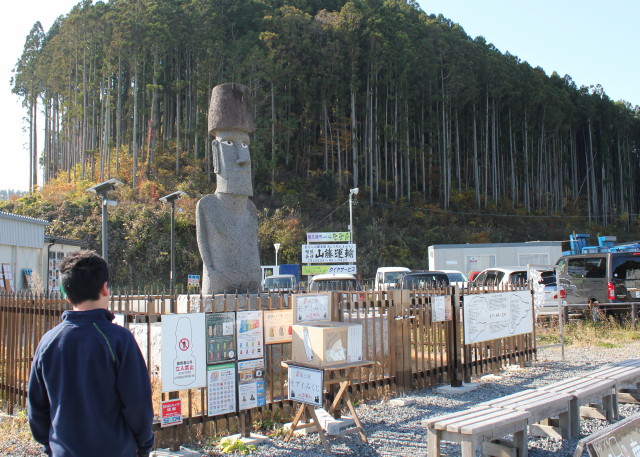 南三陸さんさん商店街のモアイ像