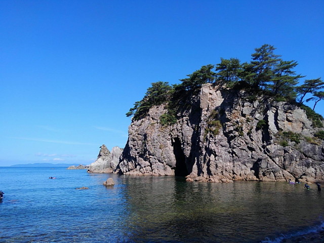眼鏡岩と海と空が美しい