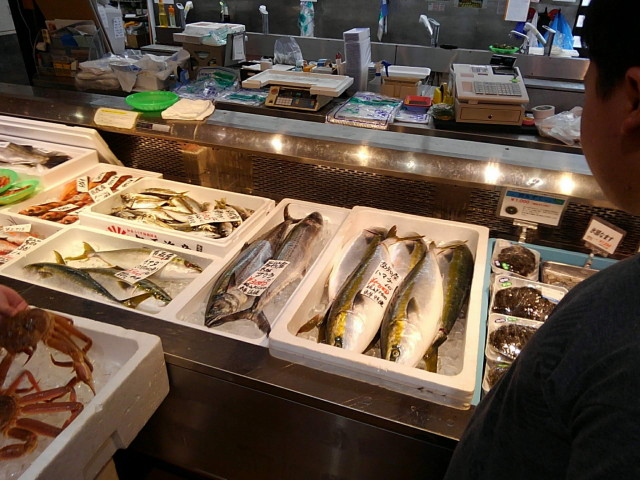 鮮魚センターの中は魚の宝庫