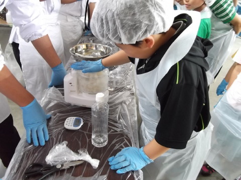 宮城県水産高校のイベント「オーシャンキャンパス」で，かまぼこ作りに挑戦