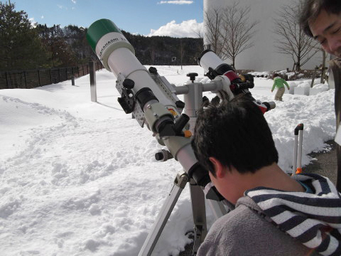 仙台市天文台入り口の望遠鏡で太陽観察