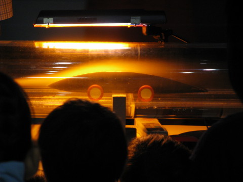 空気抵抗が少ない形状の車両模型を使って空気の流れを確認する実験