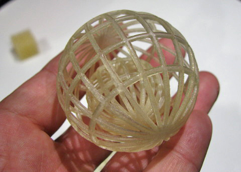 3Dプリンターで製作したボールの中にボールが入っている
