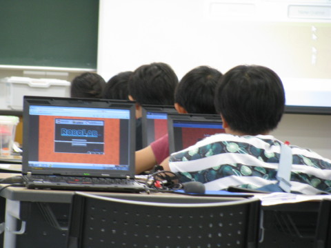 プログラミング教室でパソコンを操作するチビっ子たち