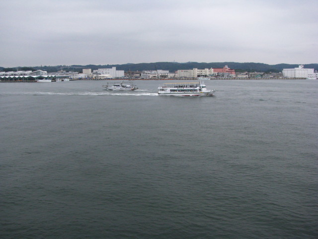 塩釜港を航行する観光船や釣り船