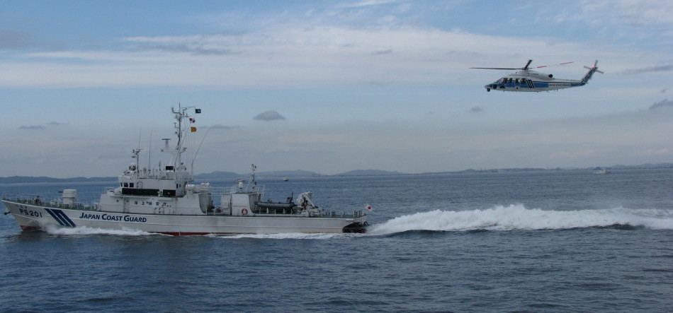 第2管区海上保安庁の巡視船とヘリコプター