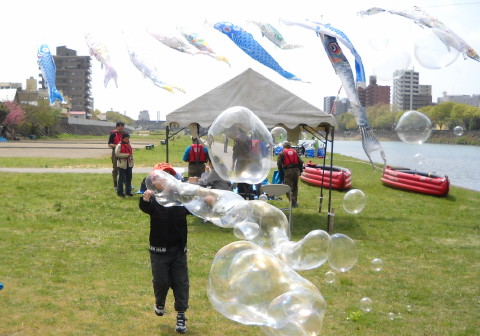 2011年の「広瀬川で遊ぼう」でシャボン玉を楽しむ息子