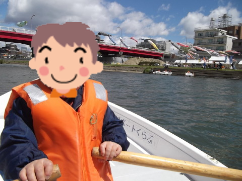 広瀬川まつり2013でボートに乗る息子
