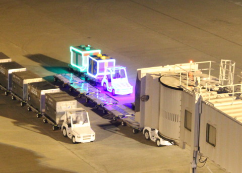 仙台空港の荷物を運ぶ車両にイルミネーション