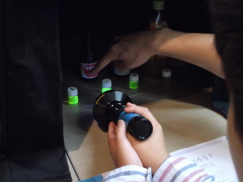 ビタミンと発光の関係を確認する実験