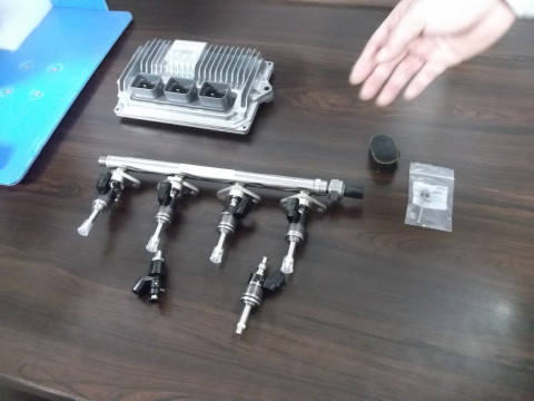 車のインジェクター展示