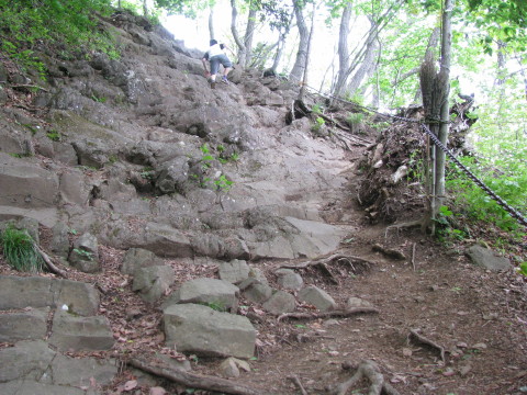 太白山山頂直前の急な岩場を登る息子