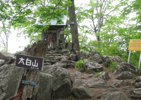 太白山頂上にある祠と案内看板