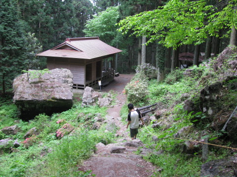 生出八幡神社にある、落ちてきたような巨大な岩