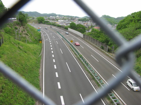 東北自動車道の上を渡る道路から眺める風景