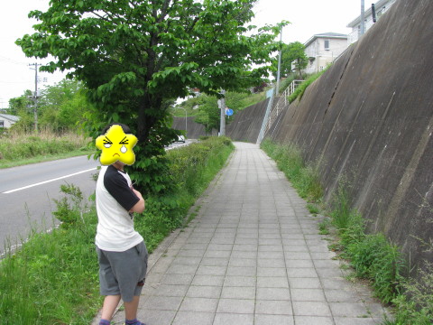 太白団地へ向かう道を歩く息子
