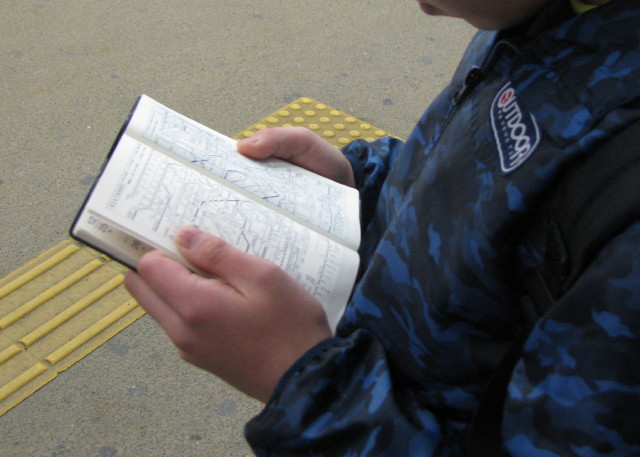 新宿駅構内で路線図を見る息子