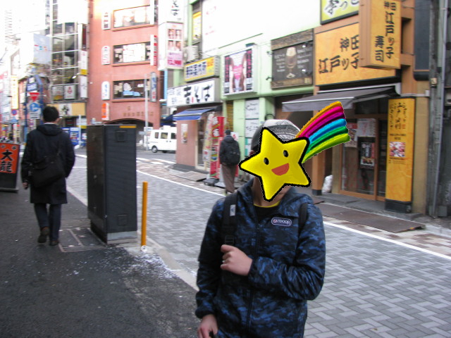 JR神田駅から東京メトロの駅を目指して徒歩で移動中