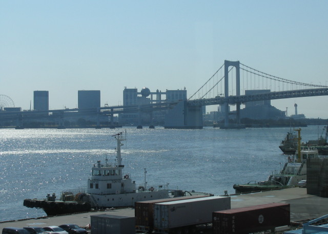 ゆりかもめの車窓から見るフジテレビ社屋