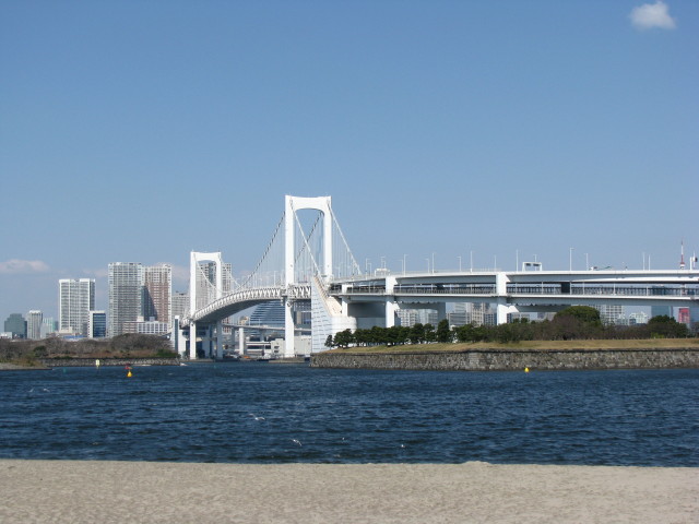 お台場海浜公園から見るレインボーブリッジと東京の街並