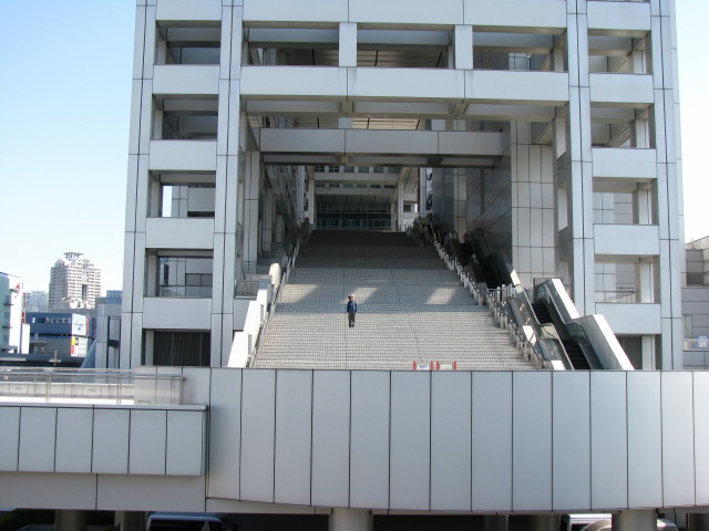 フジテレビ社屋の大きな階段