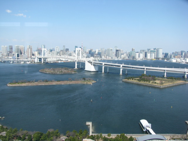 フジテレビ社屋の展望フロア「はちたま」から見るレインボーブリッジ