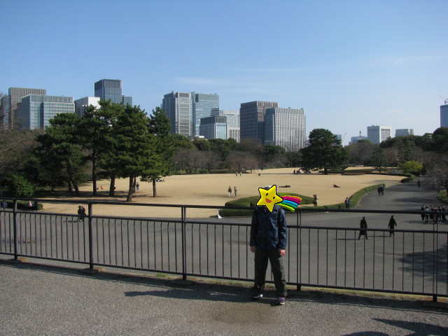 江戸城跡の天守台から周辺の景色を眺める