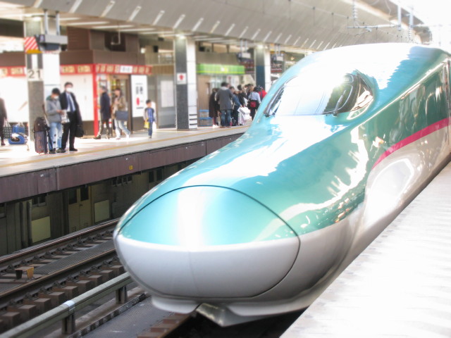 東京駅のホームに入ってきた新幹線「やまびこ」