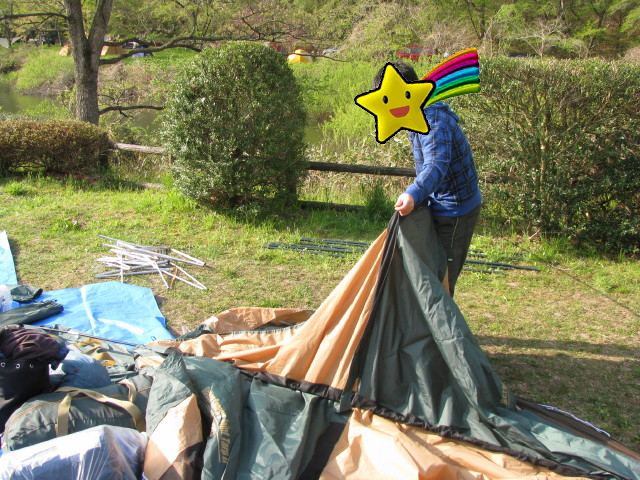 タープを組み立てる息子