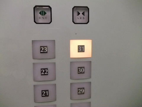 エレベーターでAERの最上階へ