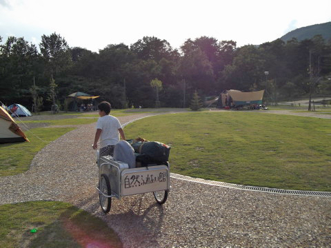 リヤカーでキャンプ道具を運ぶ