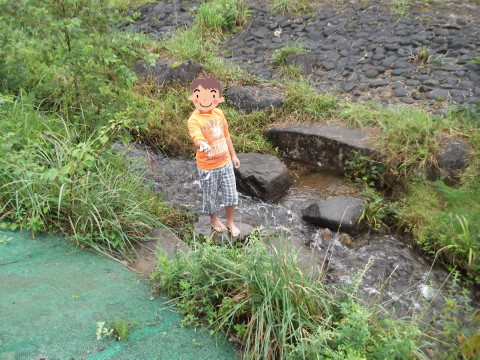 テントサイト横にある小川で遊ぶ