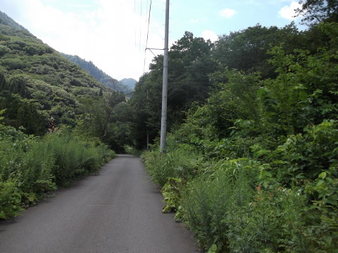 秋保ビジターセンターから秋保二口キャンプ場へ向かう道