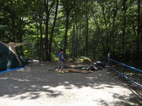 秋保二口キャンプ場のテントサイトでスクリーンタープを組み立て