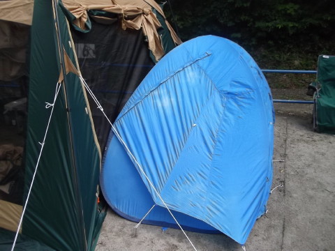 スクリーンタープにテントを無理矢理ドッキング