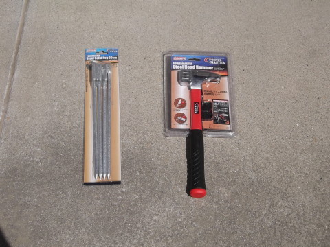 コールマンのペグとハンマー