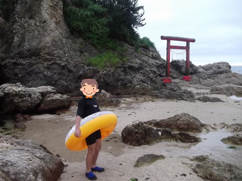 笹川流れの桑川海水浴場にある鳥居から登ってみる