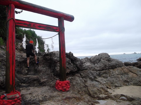 笹川流れの桑川海水浴場にある鳥居をくぐってみた