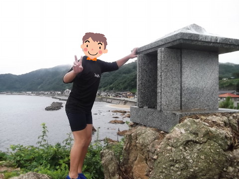 桑川海水浴場にある鳥居をくぐって頂上