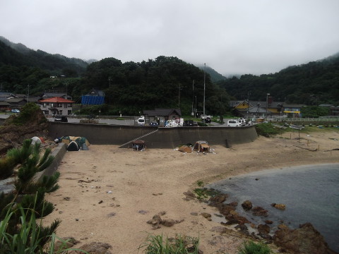 桑川海水浴場にある山の頂上から砂浜側を見下ろす