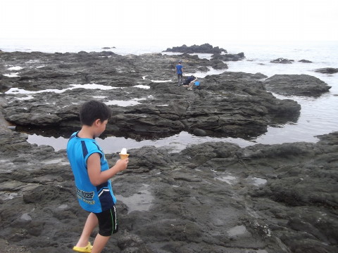笹川流れでソフトクリームを食べながら磯を歩く