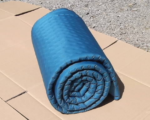 キャンピングマットを広げる準備