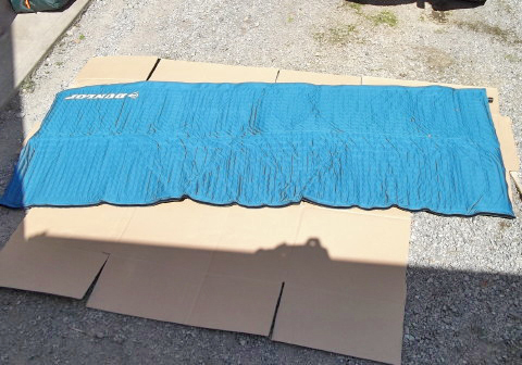 キャンピングマットを広げた