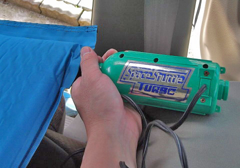 キャンピングマットを電動ポンプで膨らます