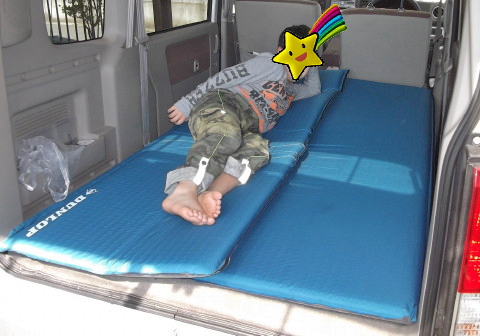 車にキャンピングマットを2枚敷いてみた