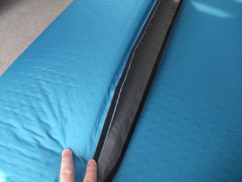 キャンピングマットを半分に畳んでマジックテープで止める